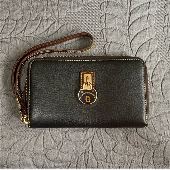 Dooney & Bourke Handbags - 🎉HP- Dooney & Bourke Black Samba Leather Wallet